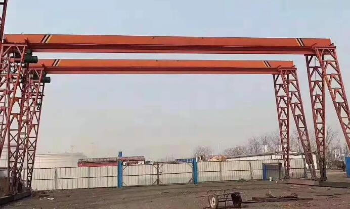 龍門吊設備電動機的絕緣層構造，是根據(jù)電流量尺寸或是工作電壓多少明確?